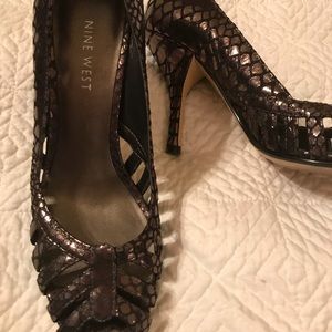 Snake skin look, bronze/ black heels